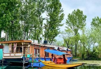 H.B.victoria Garden allows 18 year olds to book a room