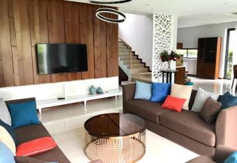 Ho  ng H   i Villas 4 allows 18 year olds to book a room