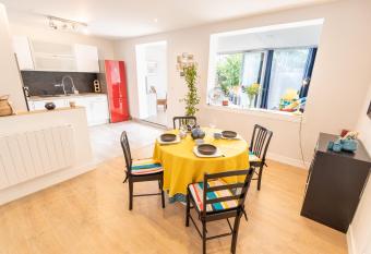 Appartement spacieux et lumineux tout   quip   au calme, Terrasse, Fibre par Groom has Balcony rooms
