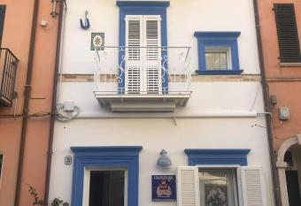 Acasadelpescatore allows 18 year olds to book a room