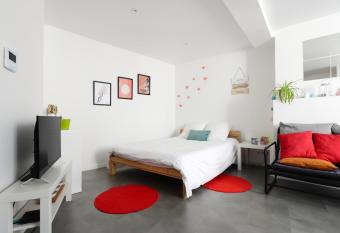 Charmant studio, au c  ur de la ville de Riom allows 18 year olds to book a room