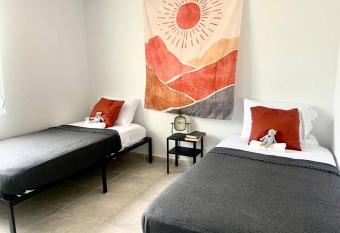 Casa Gumamela - Bright & Spacious 5-Bedroom Unit has Balcony rooms