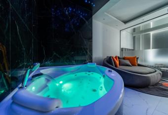 Zebrano has rooms with a private hot tub