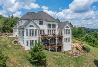 Weekend friends and fam! Media room, Hot Tub, Firepit, Sleeps 18 minutes to Asheville has rooms with a private hot tub