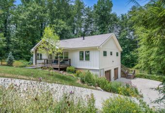 BRAND NEW 10 Min to Downtown and Private HOT TUB and Arcade has rooms with a private hot tub