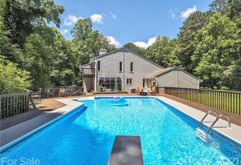 Secluded oasis in Asheville! GAME room MOVIE theater HOT tub - 20 min to Biltmore! has Balcony rooms