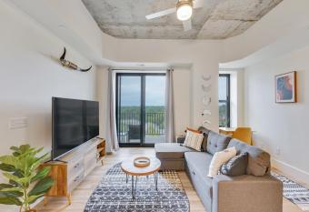 Golden Luxury 1BR - Balcony - High Rise has Balcony rooms