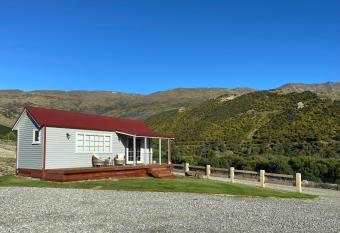 Rose Creek Cottage has Balcony rooms