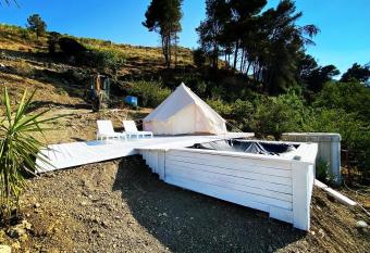 Zucca Home Glamping has rooms with a private hot tub