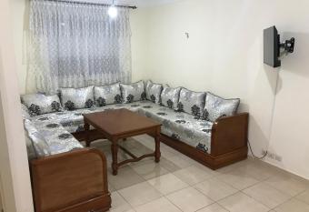 Appartamento per famiglia con acquapark e mare has rooms with a private hot tub