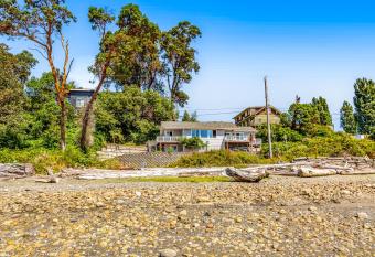Harborside Retreat has Balcony rooms