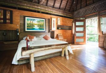 Jard  n Secreto Centro Hol  stico allows 18 year olds to book a room