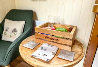 Daffodil Breaks Shepherd s Hut, Primrose allows 18 year olds to book a room