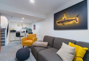 Sleek & Stylish Apt Steps From Bluebird Theater allows 18 year olds to book a room