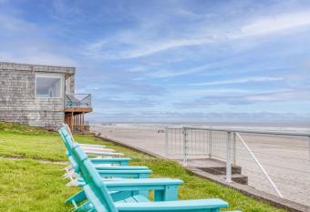 Nantucket Inn 2 3 Combo has rooms with a private hot tub