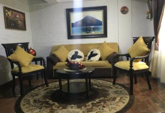 Beautiful Colonial House allows 18 year olds to book a room