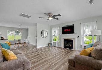 Sunny Spacious Oasis 10 min fr Whitewater Center allows 18 year olds to book a room