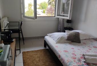 Beau Studio pour 2 personnes 4 min pied Melun Gare allows 18 year olds to book a room