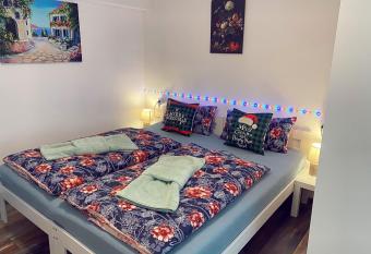 Kleine sch  ne Wohnung -Free Bed Linen and parking in front of the house allows 18 year olds to book a room