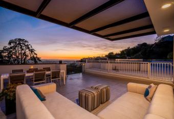 SUNET PLAZA MODERN MANSION has Balcony rooms