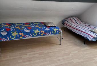 1 chambre 3 lit allows 18 year olds to book a room