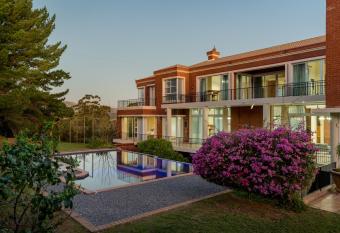 Red Victorian Mansion has Balcony rooms