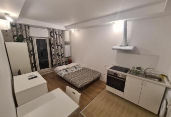 Cosmopolis Studio 1 has Balcony rooms