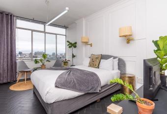 Stunning Studio Apartment On Kloof allows 18 year olds to book a room