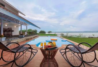 Eva lake view 3Bhk has Balcony rooms