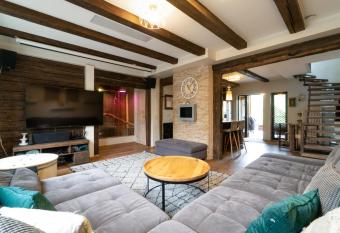 Unique 3 floor apartment. Garden, great location! has Balcony rooms