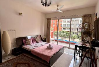 Good Stay Premium Studio Apartment 206 allows 18 year olds to book a room