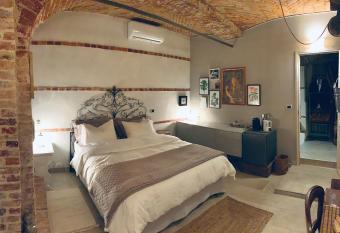Cascina Viaris has rooms with a private hot tub