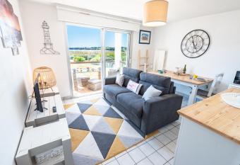 Appart  Cosy et balcon Face    l Oc  an par Groom* has Balcony rooms