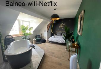 El Circo Gambetta,sublime suite baln  o hypercentre allows 18 year olds to book a room