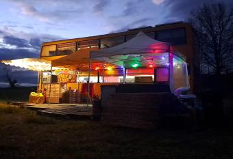 Le YESLOWBUS en f  te has Balcony rooms