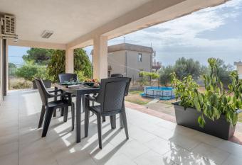 Casa vista mare tra gli ulivi has Balcony rooms