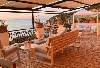 VILLA VENERE has Smoking/Balcony rooms