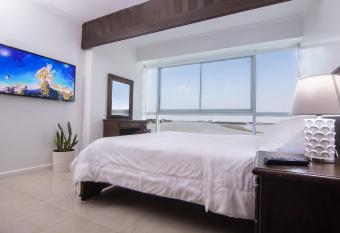 Suite 8 vista al r  o Riverfront 2, Puerto Santa Ana, Guayaquil has rooms with a private hot tub