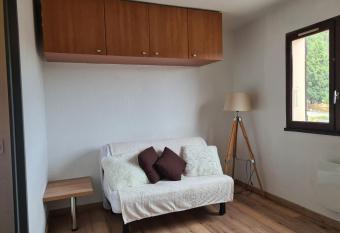 Charmant studio r  nov   avec parking gratuit sur place allows 18 year olds to book a room