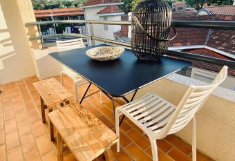 Studio de charme, c  ur de ville has Balcony rooms