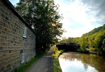 Cosy cottage with a canal view allows 18 year olds to book a room