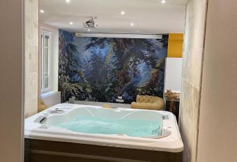 Loft  has rooms with a private hot tub