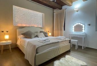 VicoloSei allows 18 year olds to book a room