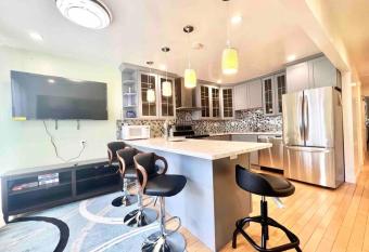 Stylish Cozy 3bd 2ba Apt in the Heart of SF has rooms with a private hot tub