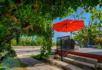 Riverfront Vintage House with Skylight-3Bedr3Bath has Balcony rooms