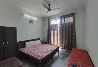 Vijaya Dham has Balcony rooms