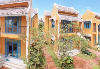 Savanna Lua Hoi An Villas has rooms with a private hot tub