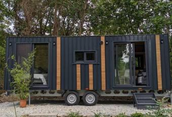 Jungle Wagon - Ecovillage Hainburg allows 18 year olds to book a room