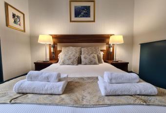 Oakshaw Guesthouse Paisley allows 18 year olds to book a room