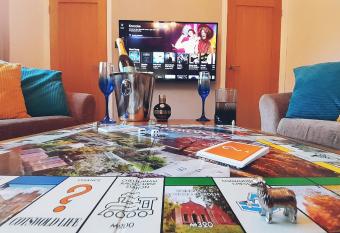 5 Bedroom Apartment central location to explore the Cotswolds has Balcony rooms